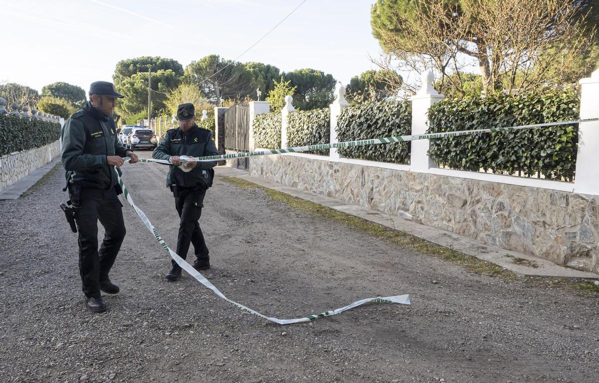 Dos agentes de la Guardia Civil precintan el acceso a la callé del chalé de Óscar S.