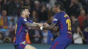 Messi y Paulinho durante el partido Barça-Eibar de la Liga 2017/18 Messi y Paulinho durante el partido Barça-Eibar de la Liga 2017/18