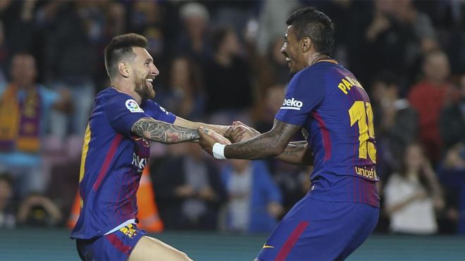 Messi y Paulinho durante el partido Barça-Eibar de la Liga 2017/18 Messi y Paulinho durante el partido Barça-Eibar de la Liga 2017/18