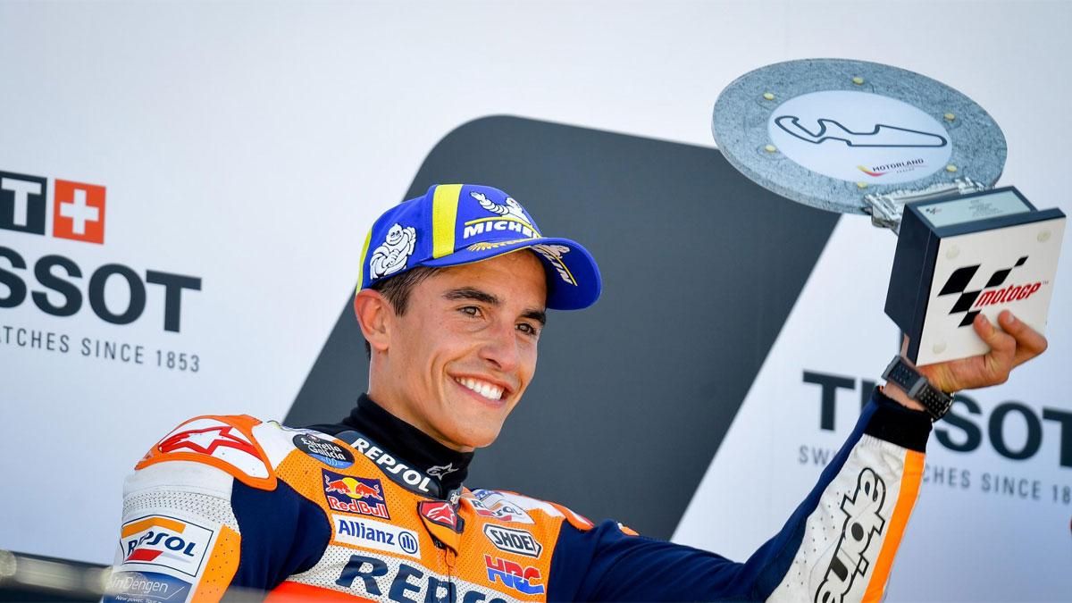 Marc Márquez, en el podio de MotorLand, con el trofeo que ha regalado a la familia Millán Marc Márquez, en el podio de MotorLand, con el trofeo que ha regalado a la familia Millán