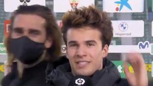 El 'troleo' de Griezmann a Riqui Puig en plena entrevista