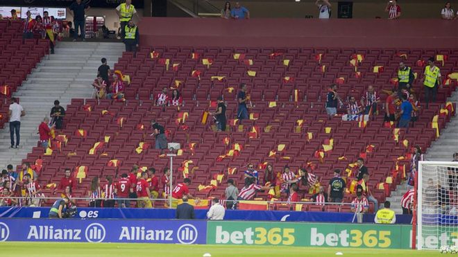 El Frente Atlético repartió 800 banderas El Frente Atlético repartió 800 banderas