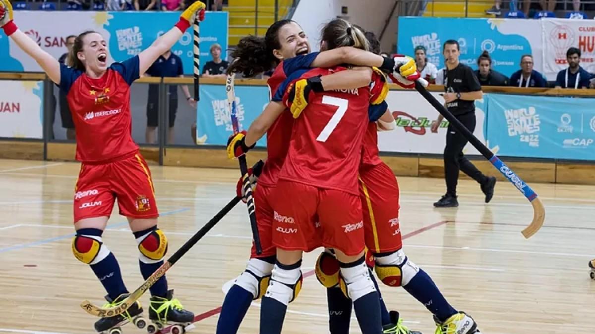 Las jugadoras de la selección española de hockey patines celebran un gol