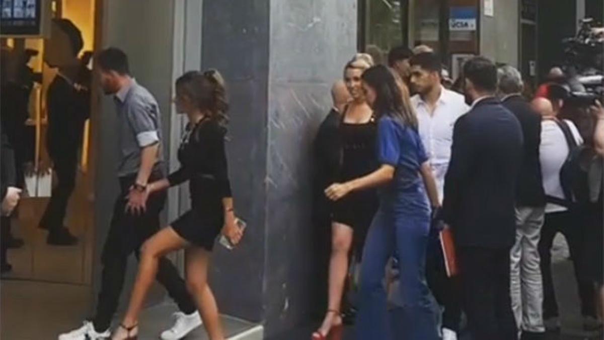 Messi y Suárez acompañaron a sus parejas en la apertura de la tienda de zapatos