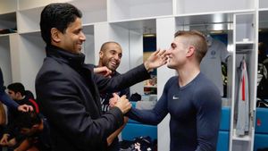 Nasser Al-Khelaifi y Marco Verratti se saludan en el vestuario del PSG tras el partido de Champions contra el Barça (4-0) Nasser Al-Khelaifi y Marco Verratti se saludan en el vestuario del PSG tras el partido de Champions contra el Barça (4-0)