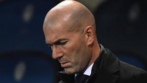 Zidane con gesto serio