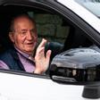 Juan Carlos I, en el coche con Pedro Campos, al abandonar Sanxenxo este lunes.