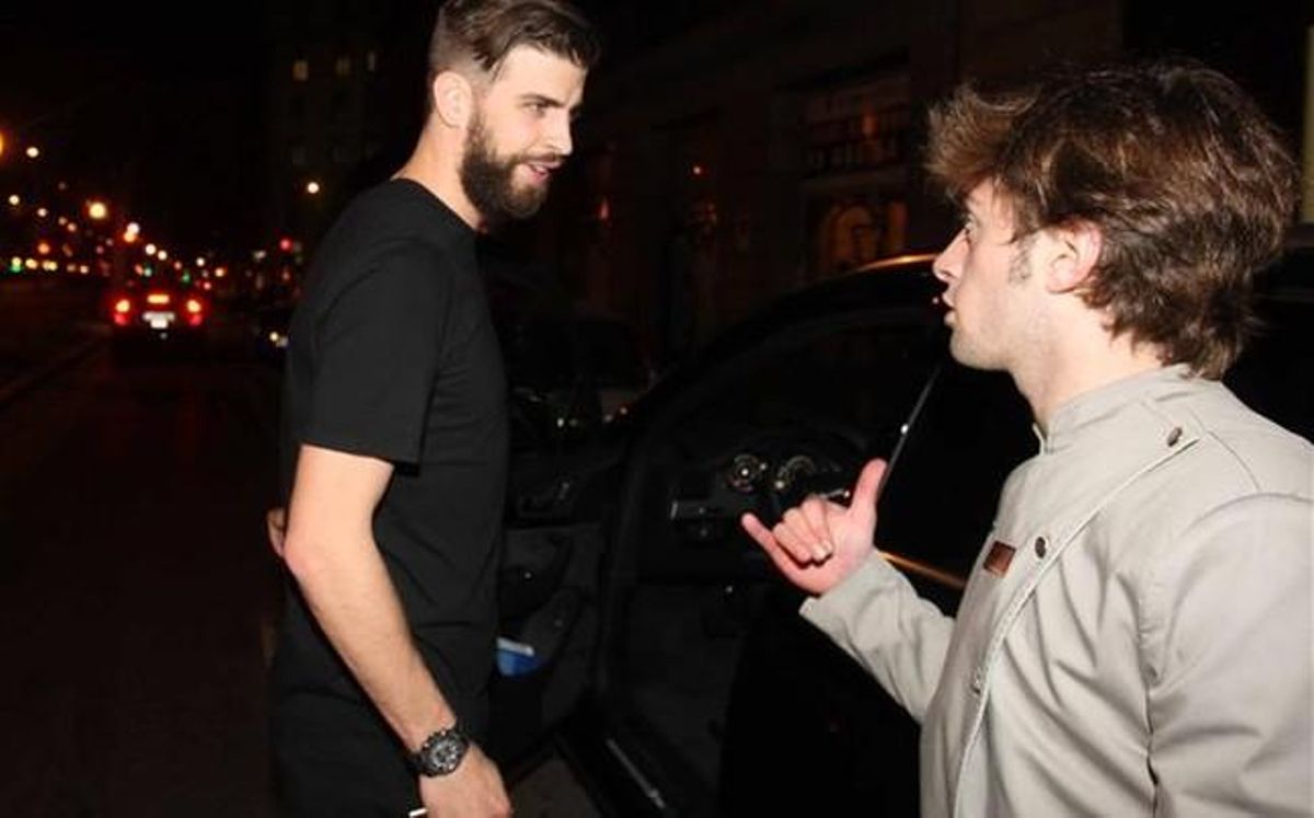 Piqué, a la salida de su reunión con Zuckerberg, atendió a la gente que esperaba en la puerta Piqué, a la salida de su reunión con Zuckerberg, atendió a la gente que esperaba en la puerta