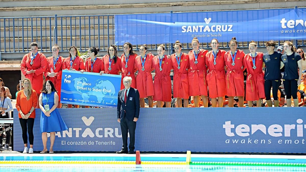 La selección posa en el podio con la medalla de plata al cuello La selección posa en el podio con la medalla de plata al cuello