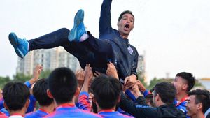 David Pirri, manteado por los jugadores del Shangai Shenhua xino David Pirri, manteado por los jugadores del Shangai Shenhua xino