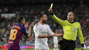 Mateu Lahoz amonesta a Jordi Alba Mateu Lahoz amonesta a Jordi Alba