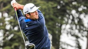 Rahm ejecuta un golpe en la primera vuelta del PGA Championship