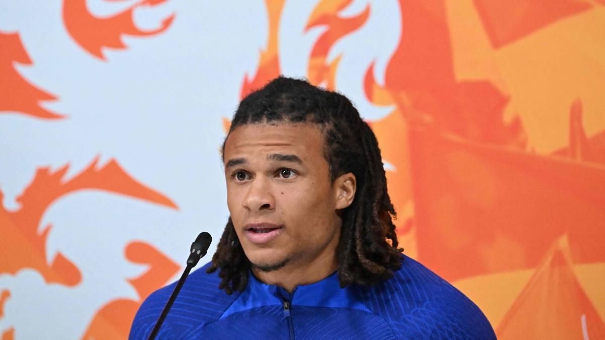 Nathan Aké atendió a los medios de comunicación Nathan Aké atendió a los medios de comunicación