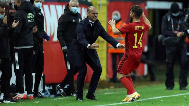El seleccionador belga Roberto Martínez felicita a Dries Mertens tras marcar un gol El seleccionador belga Roberto Martínez felicita a Dries Mertens tras marcar un gol