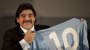 Maradona junto a una camiseta con el dorsal 10 Maradona junto a una camiseta con el dorsal 10