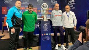 Los cuatro entrenadores semifinalistas, junto al nuevo trofeo de la Champions Los cuatro entrenadores semifinalistas, junto al nuevo trofeo de la Champions
