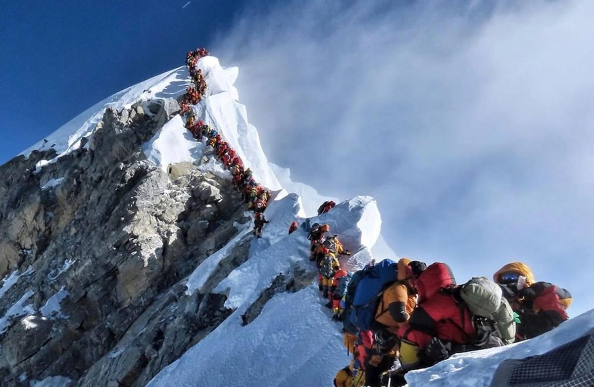 Romería de alpinistas ascendiendo al Everest