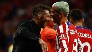 El delantero del Atlético de Madrid Antoine Griezmann celebra con Diego Simeone su gol