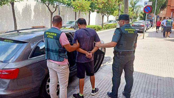 Detenido un hombre en Alicante por intentar violar a una mujer, acuchillarla y robarle dinero