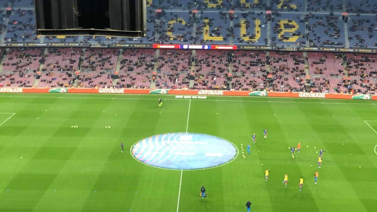 Calentamiento de los jugadores del Barça antes del derbi ante el Espanyol Calentamiento de los jugadores del Barça antes del derbi ante el Espanyol
