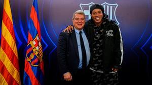 Ronaldinho presenció en directo el Barça - Manchester United y se vio con Joan Laporta
