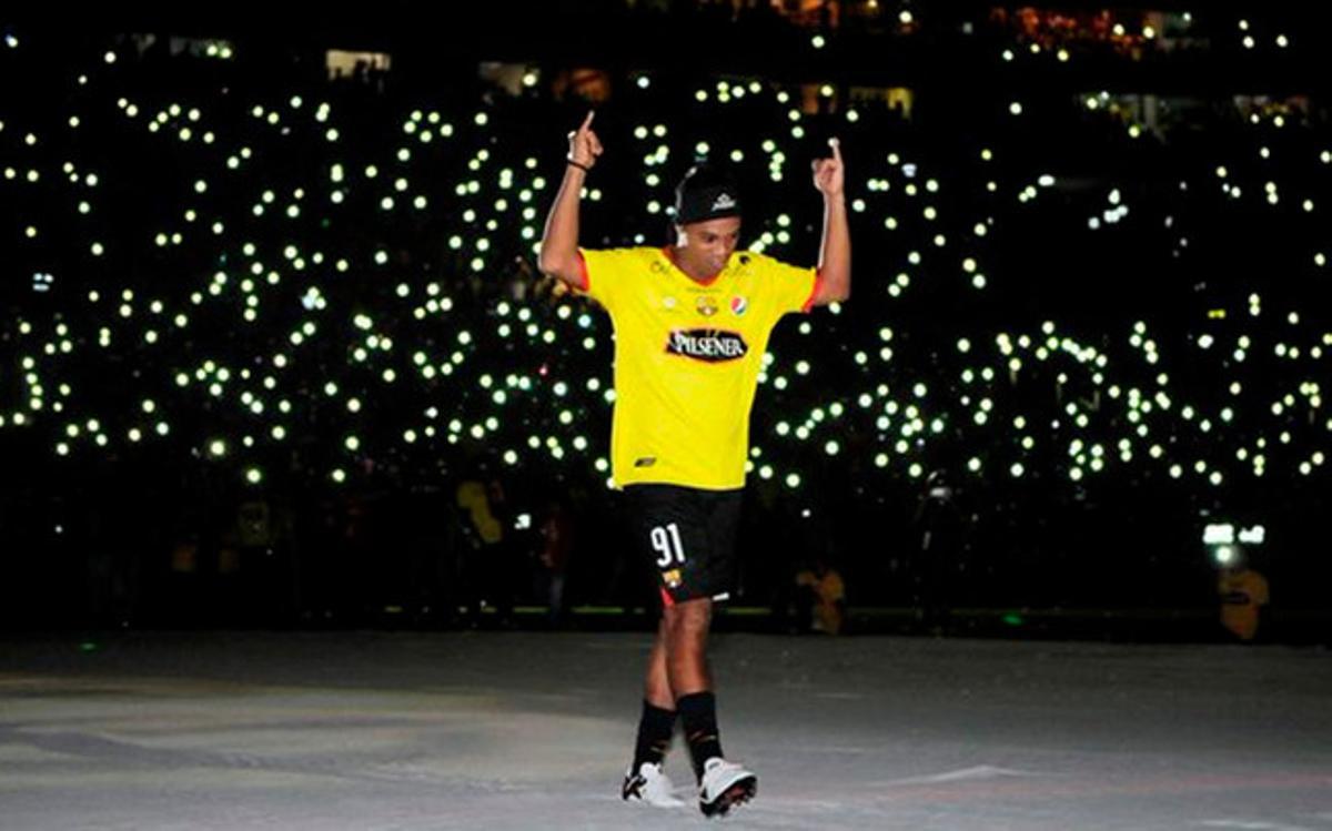 Ronaldinho, recibido por un héroe por la afición del Barcelona de Guayaquil