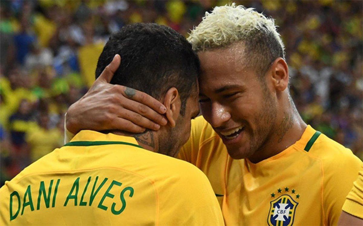 Alves y Neymar siguen compartiendo vestuario en la selección brasileña