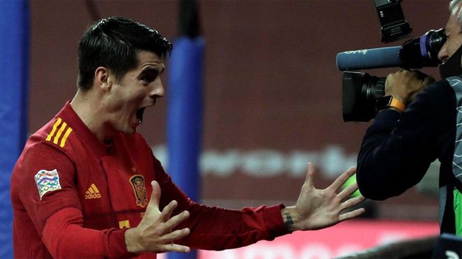 Morata, celebrando su gol ante una cámara de televisión Morata, celebrando su gol ante una cámara de televisión