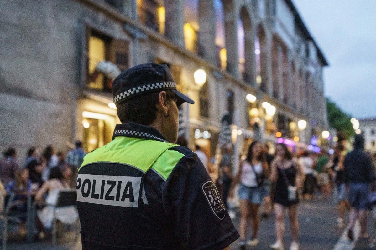 Un agente vigila en las fiestas de Vitoria-Gasteiz las aglomeraciones de jóvenes