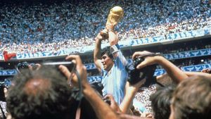 Maradona jugó hasta en seis clubes distintos a lo largo de su carrera Maradona jugó hasta en seis clubes distintos a lo largo de su carrera