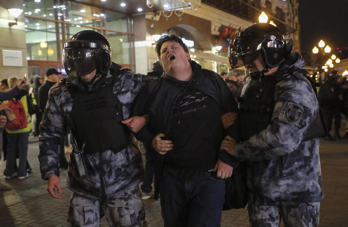 Un manifestante arrestado en las protestas en Moscú contav la movilización decretada pro Vladímir Putin.