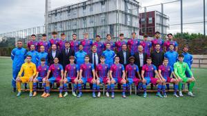 Fotografia oficial del Infantil A del Barça 2021/2022 junto con el presidente Joan Laporta