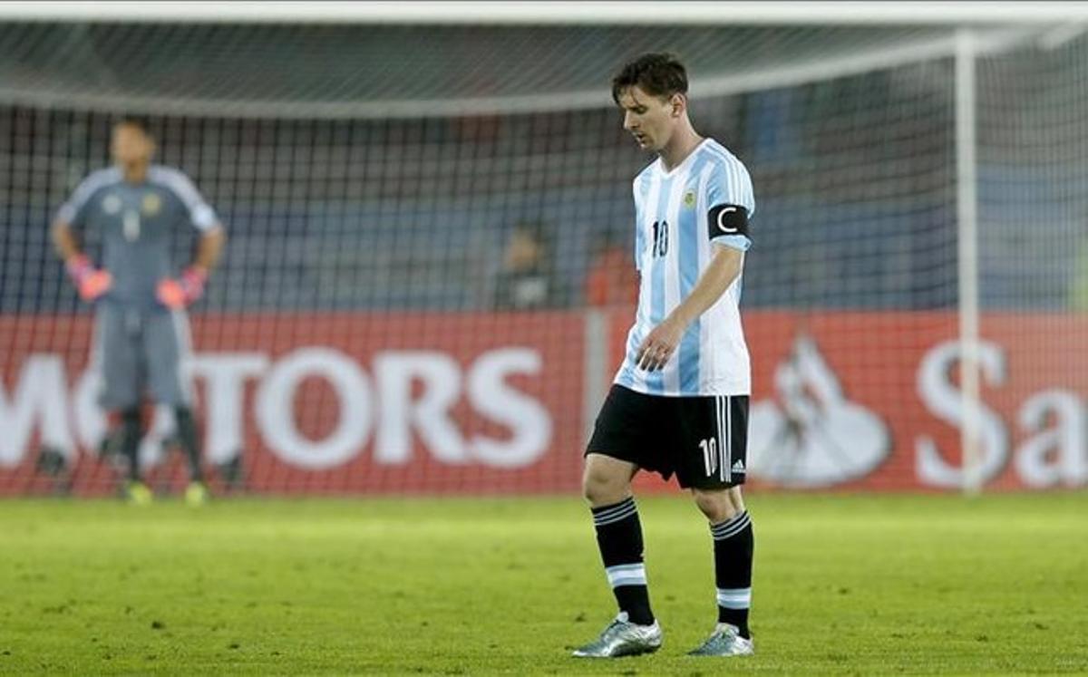 Messi acabó disgustado el partido ante Paraguay