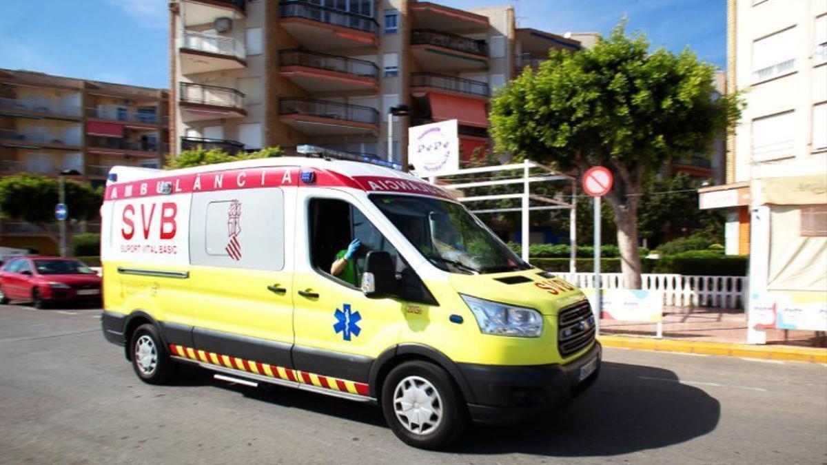Una ambulancia de Soporte Vital Básico traslada a la joven al Hospital de Torrevieja.