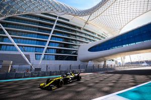 Alonso, durante el test con el Renault RS20 en Yas Marina Alonso, durante el test con el Renault RS20 en Yas Marina