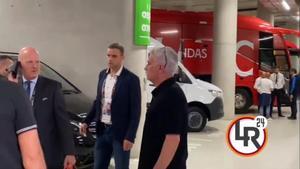 Mourinho esperó al equipo arbitral en el parking