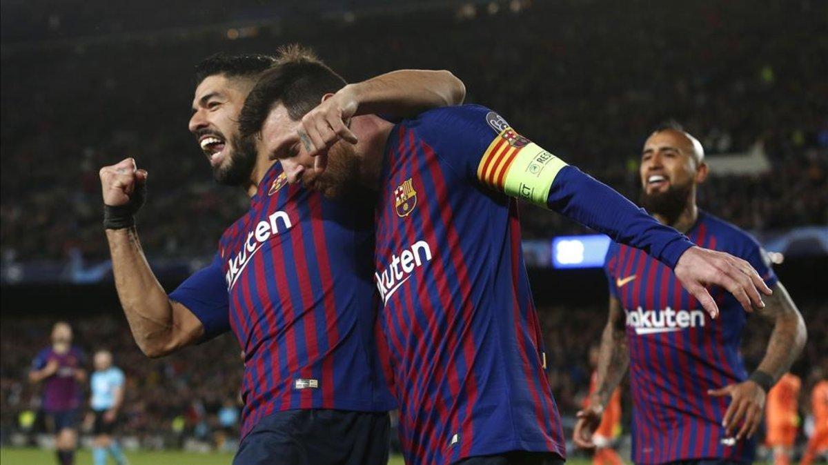 Leo Messi celebra con Luis Suárez el momentáneo 3-1 ante el Olympique Lyon