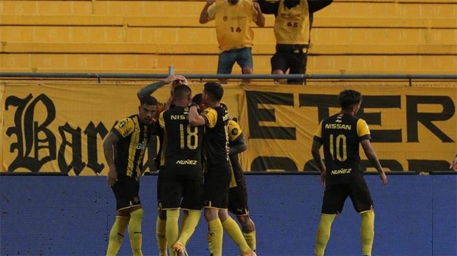Jugadores de Peñarol celebran el gol de Ariel Nahuelpan Jugadores de Peñarol celebran el gol de Ariel Nahuelpan