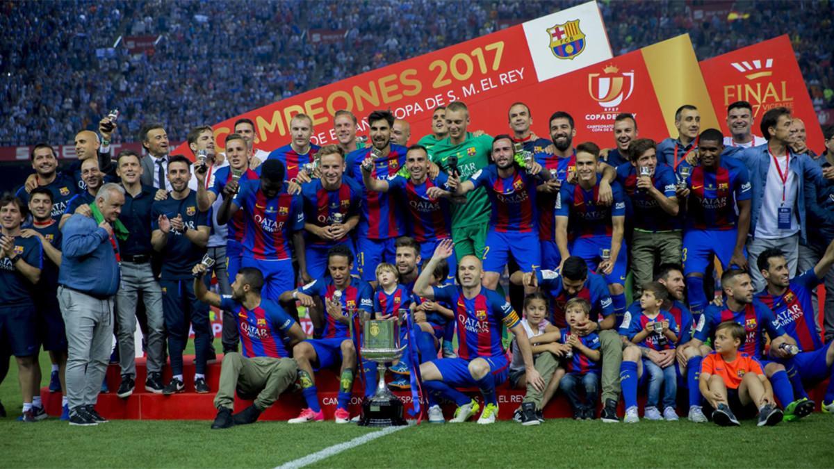 La plantilla del FC Barcelona celebra la conquista de la Copa del Rey 2017 frente al Alavés