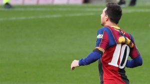 Messi mostró la camiseta que Maradona defendió cuando jugó para Newells en 1993 Messi mostró la camiseta que Maradona defendió cuando jugó para Newells en 1993
