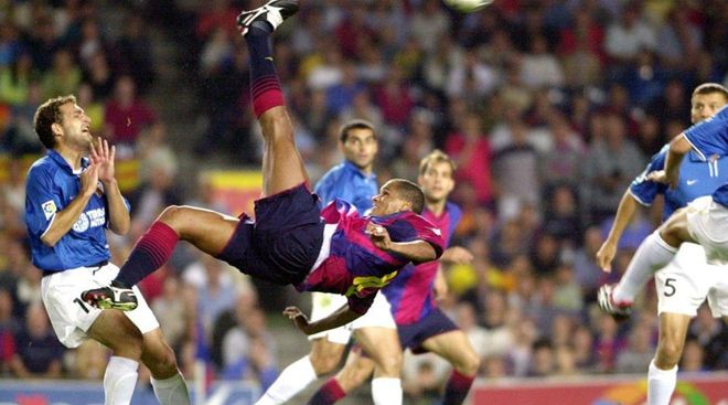 Momento cumbre en el Camp Nou. Inolvidable chilena de Rivaldo que valió el concurso del Barça en la Champions 2001-02 Momento cumbre en el Camp Nou. Inolvidable chilena de Rivaldo que valió el concurso del Barça en la Champions 2001-02