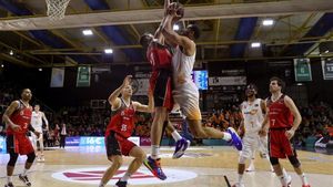 El Fuenlabrada quiso agradecer la fidelidad de su afición El Fuenlabrada quiso agradecer la fidelidad de su afición