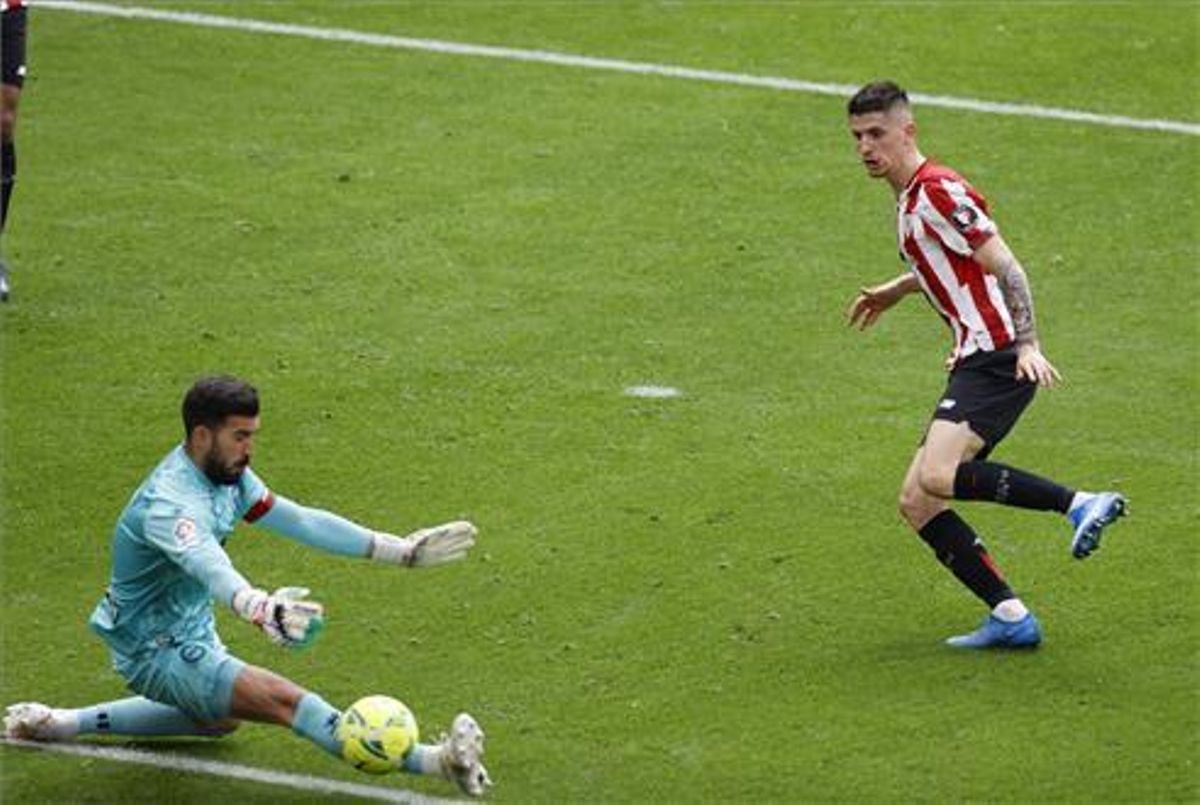 Pacheco, ante un jugador del Athletic Pacheco, ante un jugador del Athletic