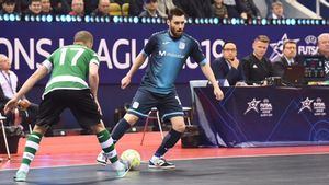 Gadeia intenta progresar ante la defensa de Cavinato Gadeia intenta progresar ante la defensa de Cavinato