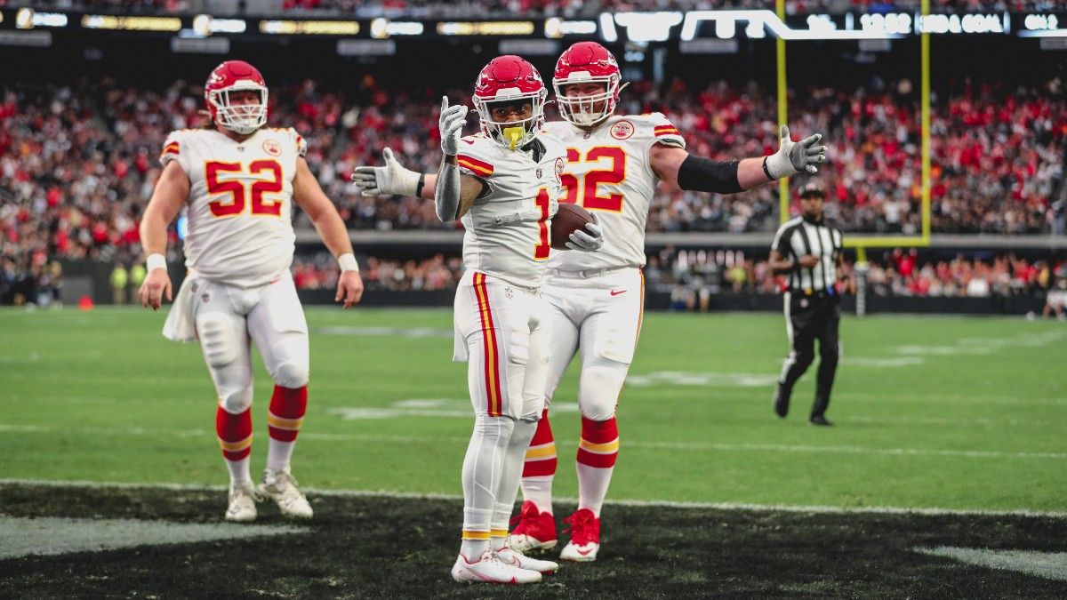 The image of the year!  The Chiefs star in ‘the potato circle’ in full NFL game