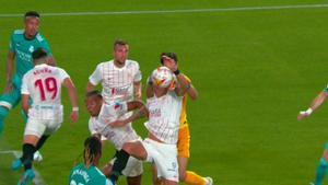 Las manos de Diego Carlos en el área que reclamó el Real Madrid