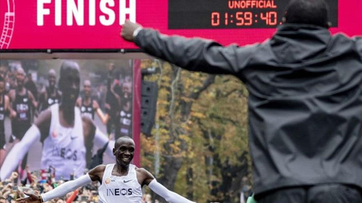 ¡Histórico! Kipchoge baja de las 2 horas en maratón