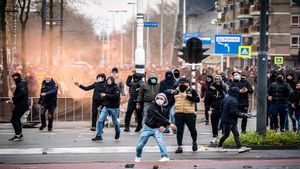 Una persona saca un tanque durante las protestas de Holanda Una persona saca un tanque durante las protestas de Holanda