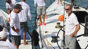 Felipe VI se embarca en el Aifos.
