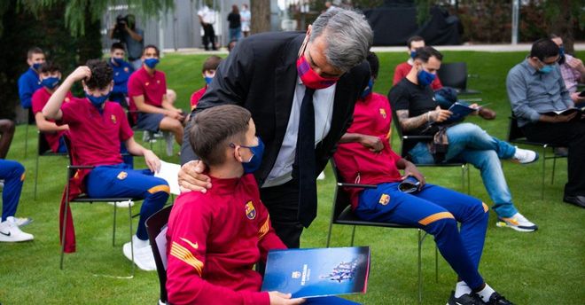 Joan Laporta se mostró emocionado y feliz en el acto con los chavales de La Masia Joan Laporta se mostró emocionado y feliz en el acto con los chavales de La Masia